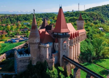 Castelul Corvinilor şi Cetăţile Dacice din Munții Orăștiei, câştigătoare la două secţiuni ale concursului Destinaţia Anului