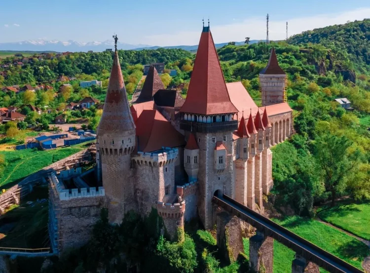 Castelul Corvinilor şi Cetăţile Dacice din Munții Orăștiei, câştigătoare la două secţiuni ale concursului Destinaţia Anului