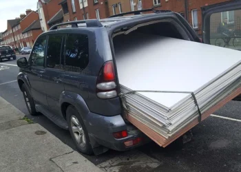 Este legal să circuli cu portbagajul deschis când transporți mărfuri voluminoase? Ce obligație au șoferii