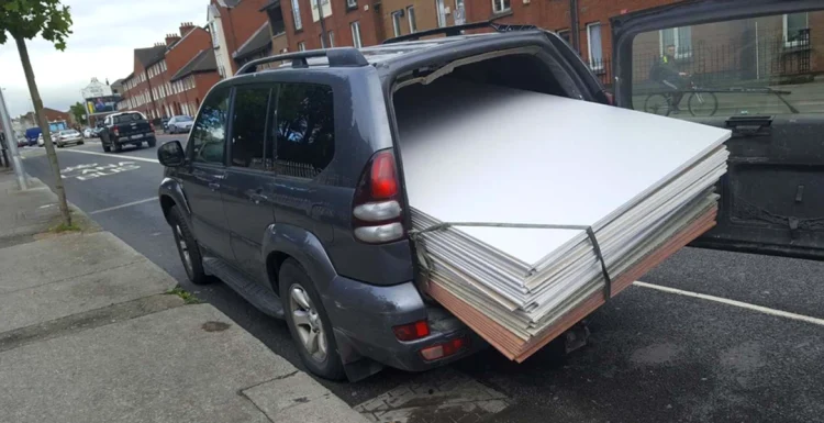 Este legal să circuli cu portbagajul deschis când transporți mărfuri voluminoase? Ce obligație au șoferii