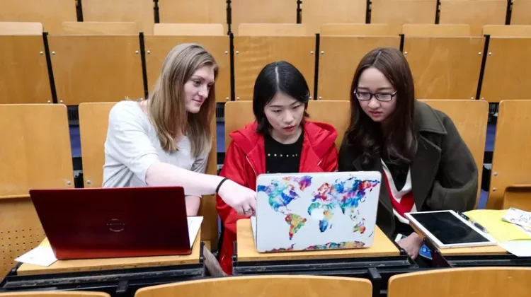 Eurostat: În 2023, doar 15% dintre tinerii cu vârsta cuprinsă între 16 și 29 de ani au verificat din alte surse veracitatea informațiilor sau a conținutului online