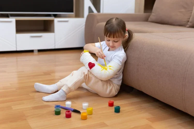 Fracturile osoase sunt mai frecvente la băieți. Semnele care arată că un copil are o fractură și măsurile de prim ajutor