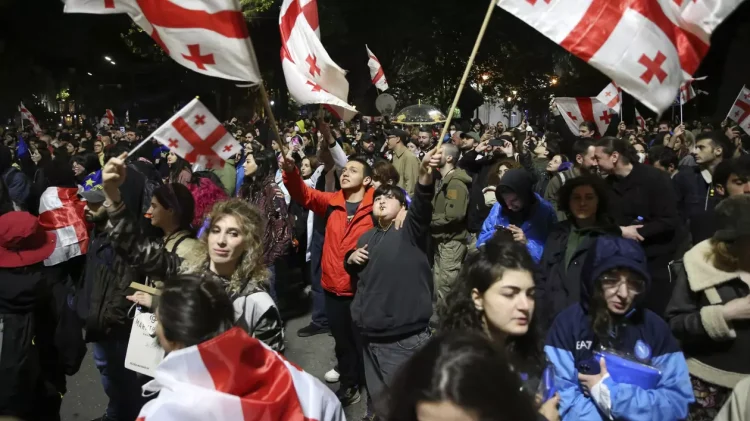 Proteste la Tbilisi, contra legii „agenților străini”. Mii de georgieni au stat peste noapte în faţa Parlamentului pentru a-i bloca luni pe deputați să intre la votul final
