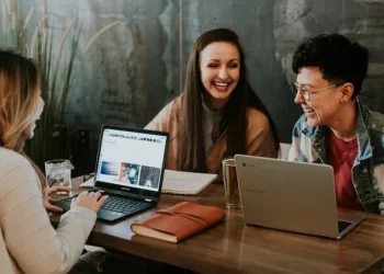 Sunt românii fericiți la locul lor de muncă? Studiu: Femeile sunt mai fericite decât bărbații, iar Generaţia Z este în burnout, deci nici vorbă de fericire