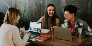 Sunt românii fericiți la locul lor de muncă? Studiu: Femeile sunt mai fericite decât bărbații, iar Generaţia Z este în burnout, deci nici vorbă de fericire