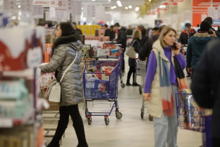 Paradoxul românesc pe care Bruxelles-ul nu-l poate înțelege: deși țara noastră a avut o recuperare economică rapidă și mare după pandemie, ea nu s-a văzut în buzunarul oamenilor. „Eu plătesc în România pe unele produse de bază precum laptele, brânza sau ouăle la fel de mult precum plătesc și în Bruxelles”