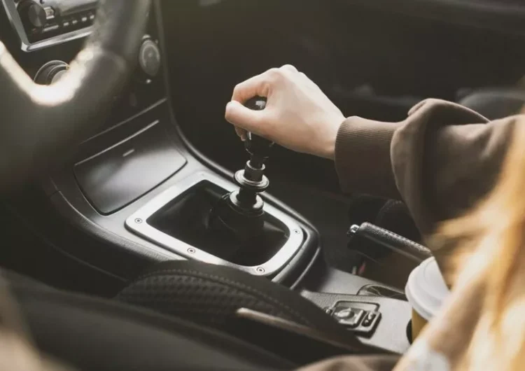 Trebuie să scoți mașina din viteză de câte ori oprești la semafor? Diferența între manuală și automată