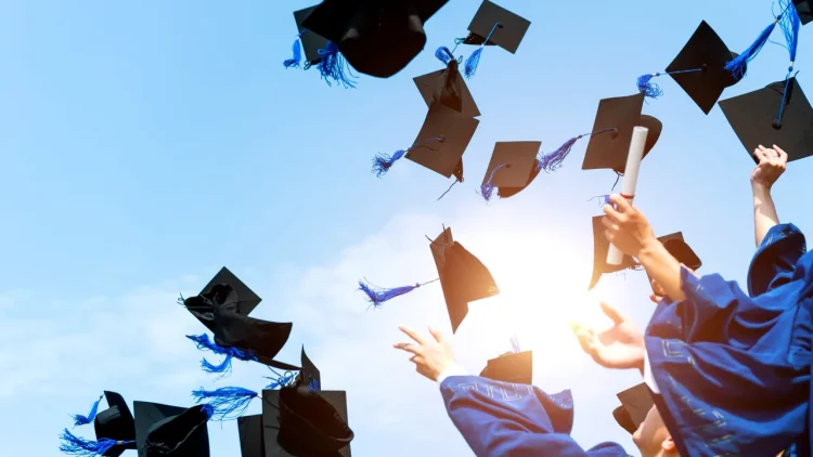 „România educată” a lu’ Iohaniss, ULTIMUL LOC din Europa la procentul tinerilor absolvenți de facultate