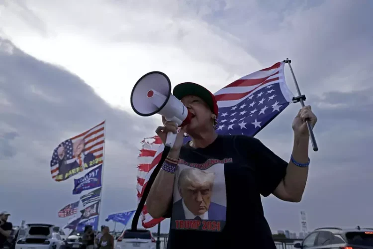 „Un milion de oameni înarmaţi să meargă la Washington să-i spânzure pe toţi”. Suporteri ai lui Trump îndeamnă la revoltă după verdictul juriului