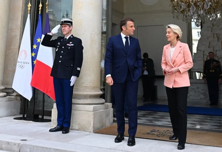 După câștigarea alegerilor europene, von der Leyen s-a întâlnit cu Macron la Paris pentru a discuta “agenda strategică europeană”: Sprijinul pentru Ucraina, prioritate existențială pentru UE După câștigarea alegerilor europene, von der Leyen s-a întâlnit cu Macron la Paris pentru a discuta “agenda strategică europeană”: Sprijinul pentru Ucraina, prioritate existențială pentru UE