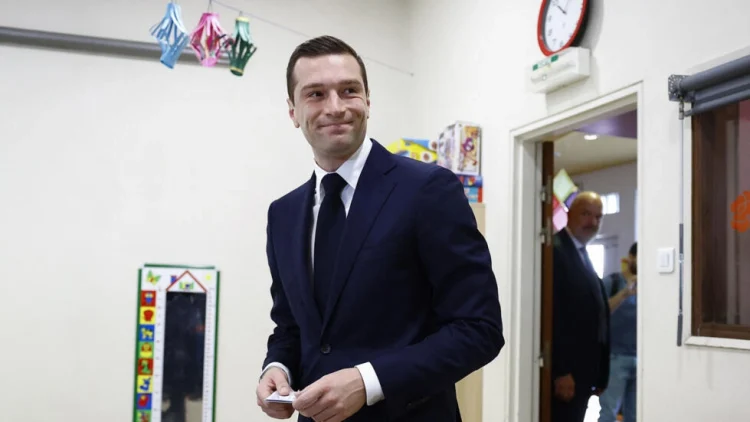 Estimări legislative Franţa : Extrema dreaptă 34%, blocul de stânga 28% şi partidul prezidenţial 20%