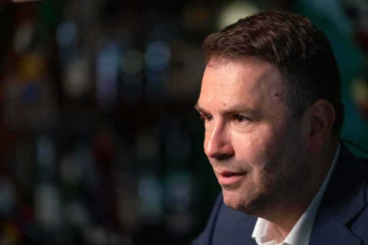 Cine este Cătălin Drulă: un interviu deschis despre politică și stomac tare, interdicțiile din copilărie de frica gloanțelor și a minerilor și o poveste de iubire „agățată” în Regie