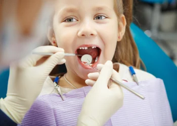 2 din 3 copii din România au carii dentare. Unul din 7 adolescenți nu a fost niciodată la stomatolog