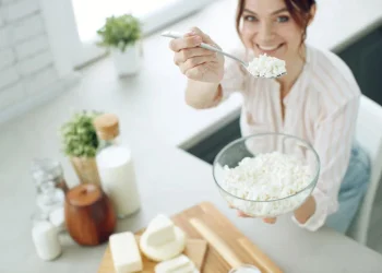 Crampe musculare, palpitații și schimbări de dispoziție? Șapte semne care anunță un nivel redus de calciu