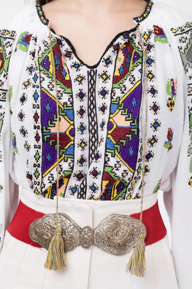 Autenticitatea iei tradiționale cusute manual versus producția în masă a iilor brodate la mașină