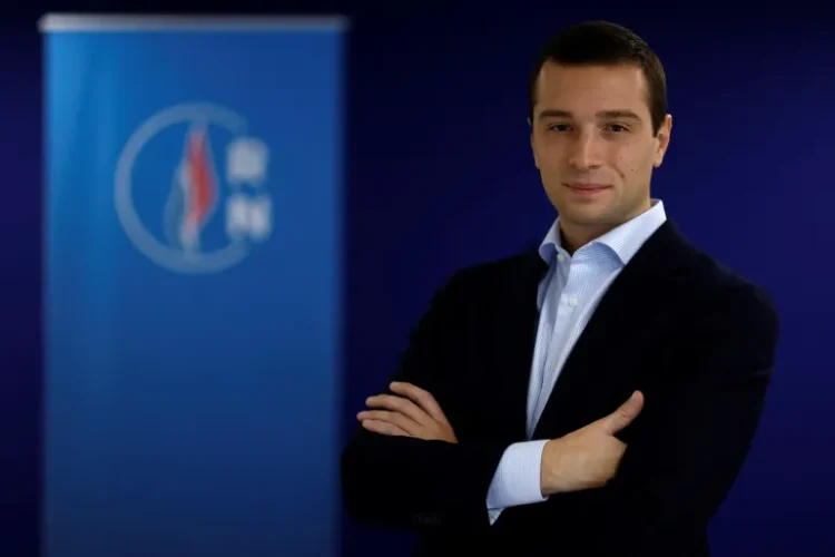 Cine este Jordan Bardella, vedeta extremei drepte din Franța care vizează funcția de prim-ministru