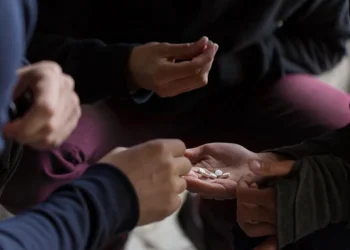 80% dintre români sunt nemulțumiți de cum luptă statul cu drogurile. 38,4% spun că soluţia este înăsprirea pedepselor pentru traficanți