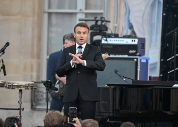 Emmanuel Macron recunoaște că decizia convocării alegerilor anticipate a provocat „o furie care s-a întors împotriva mea” și le face francezilor o promisiune