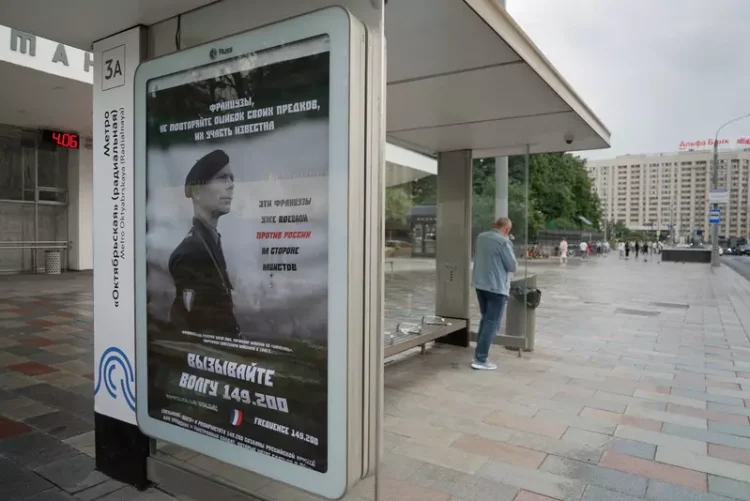 Afișe amenințătoare la adresa soldaților francezi au apărut lângă Ambasada Franței din Moscova