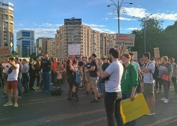 Renumărarea voturilor. Continuă protestele în Piața Victoriei: Dacă nu ați avea nimic de ascuns, nu ați refuza renumărarea Renumărarea voturilor. Continuă protestele în Piața Victoriei: Dacă nu ați avea nimic de ascuns, nu ați refuza renumărarea