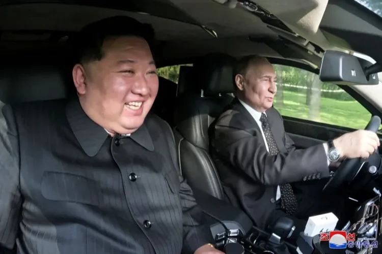 Putin și Kim Jong Un își consolidează relația cu o plimbare în limuzina Aurus