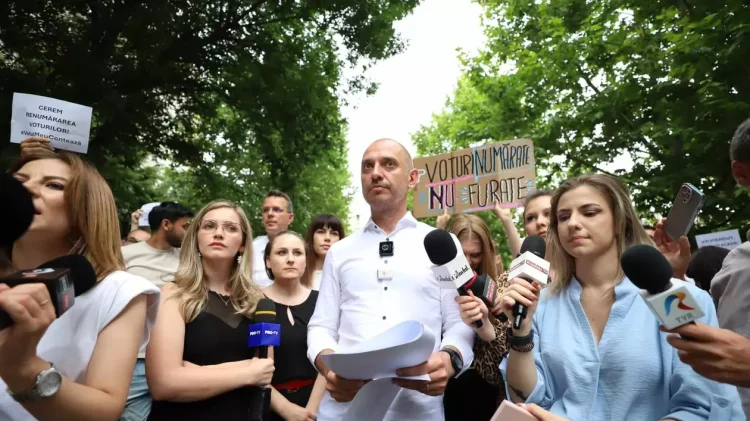 Radu Mihaiu: Avem suspiciuni de fraudă pentru peste 2.000 de voturi. Protest USR la Biroul Electoral Sector 2 Radu Mihaiu: Avem suspiciuni de fraudă pentru peste 2.000 de voturi. Protest USR la Biroul Electoral Sector 2