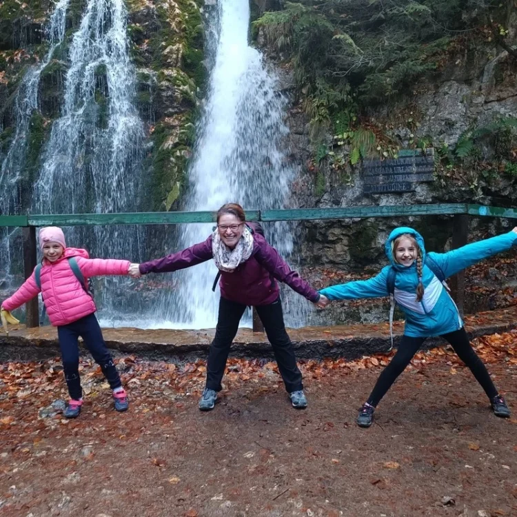 Adopția, un act de iubire: o mamă adoptă două fetițe pentru a le oferi o viață nouă. Ștefania, la 46 de ani, își deschide inima și casa pentru Maria și Daria, surori crescute într-un mediu plin de traume, violență și abuzuri