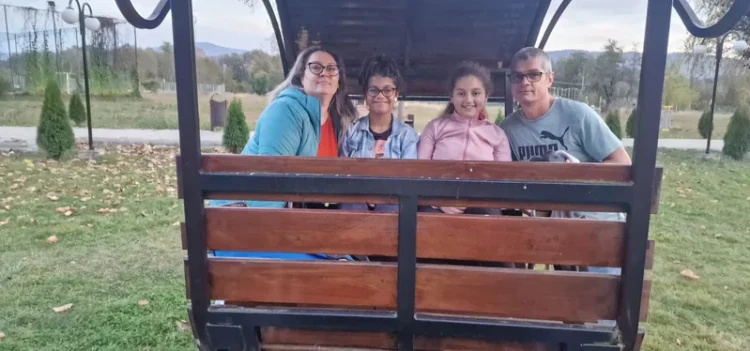 Traume vindecate prin iubire: deși reticent la ideea de a aduce „un străin în casă”, Geta și-a convins soțul să înceapă procesul de adopție. Iar acum Sorina și Nadia spun: „vrem un copil de 4-5 ani ca să putem să avem noi grijă de el, dar să nu fie unul mic, mic, că face treabă mare”