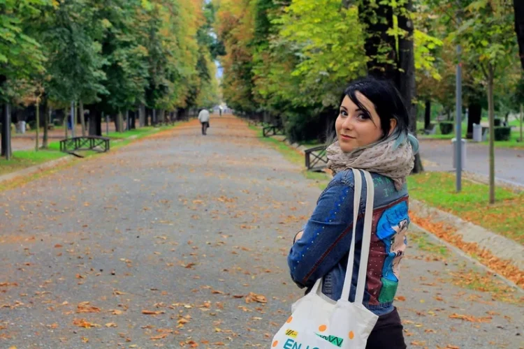Vine din Focșani, dar viața a dus-o în alt stat, în Georgia, Atlanta. De ce s-a întors acolo unde îi spune „acasă”, după doar 2 ani? Cine este Paula Mihalache sau OHANA, românca din Iași ce se exprimă prin artă: „Acum șase ani, toți bănuții făcuți mergeau pe două cauze nobile” Vine din Focșani, dar viața a dus-o în alt stat, în Georgia, Atlanta. De ce s-a întors acolo unde îi spune „acasă”, după doar 2 ani? Cine este Paula Mihalache sau OHANA, românca din Iași ce se exprimă prin artă: „Acum șase ani, toți bănuții făcuți mergeau pe două cauze nobile”