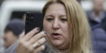 Europarlamentara extremistă pro-rusă Șoșoacă, dezlănțuită în derapaje violente și fake-uri pe Facebook, în timp ce România își întărea relația cu Ucraina și SUA: ”De-abia aștept să iei un glonț în cap”, ”Să vă pice bombele în cap”, ”Se întreabă de ce le violează”, ”Putin nu greșește niciodată”