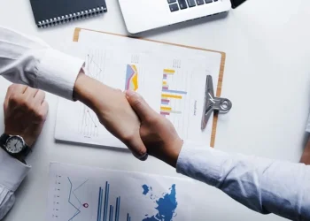 Un expert financiar dezvăluie cele 5 practici ale bogaților care le păstrează averea