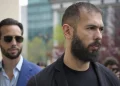 Frații Tate, arestați la Miami la cererea Marii Britanii, care ridică numărul acuzațiilor la 59