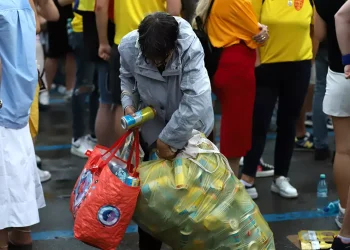 O altă față a programului de garanție-reciclare. Alergând după PET-uri prin București: „Nu dau în cap, nu tâlhăresc, sunt bani munciți! Scot un milion, un milion jumate pe zi”