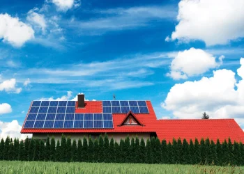 Canicula schimbă mentalitatea românilor – tot mai mulți vor să scape de grija facturilor și să fie independenți energetic. Cererea pentru panouri solare s-a triplat