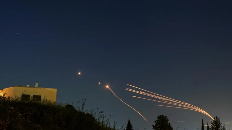 Hezbollah a atacat cu sute de rachete nordul Israelului. Armata Israeliana a ripostat