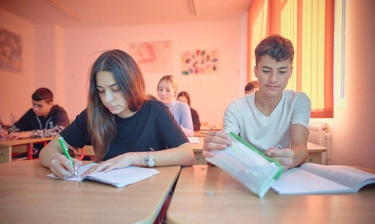 Dezastru la sate, la Evaluarea Națională: Sunt mai mulți elevi decât anul trecut cu medii sub 5