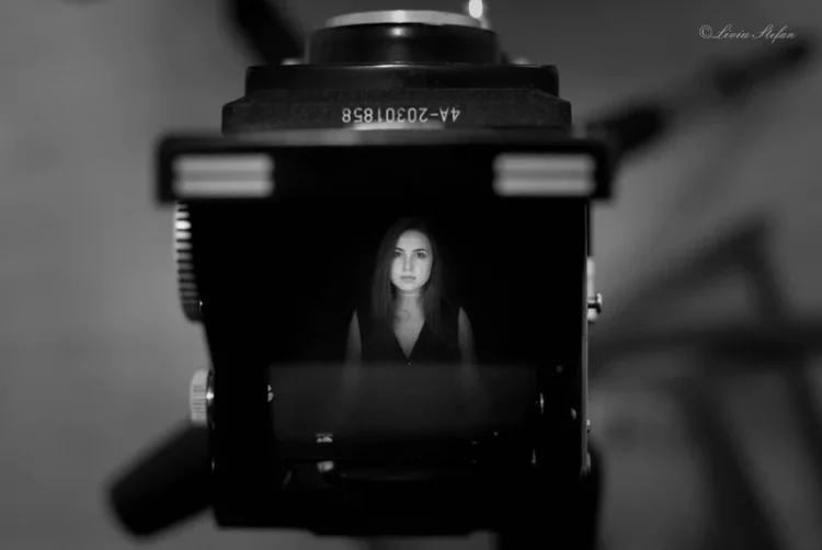 Silvana Negruțiu: „Am copilărit în anii ’90, și la mine în oraș era o cofetărie lângă cinematograf, am și eu doi părinți care nu au avut o viață prea ușoară și un frate în umbra căruia am trăit câțiva ani”. Cum ajunge o fată timidă să joace pe scenele de la Bulandra, Metropolis, Replika sau Apollo111