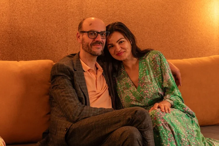 „Vreau și eu o relație ca a lor”. Povestea unei întâlniri la speed dating: Cine sunt Ion și Oana Puican, cuplul de psihoterapeuți ce lucrează prin exemplul propriu