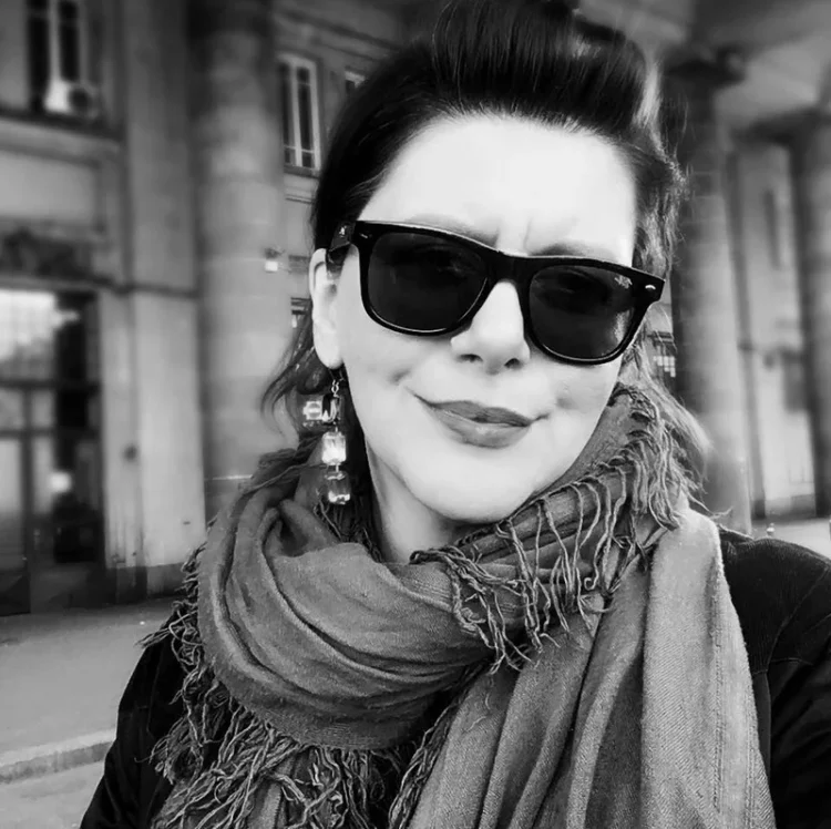 Andreea Tănăsescu: „Consumatorul de astăzi nu știe, de multe ori, cum să interacționeze cu artizanii. Și aici e vorba de conceptul de slow living, de lucruri care se fac într-o tihnă, într-o pace pe care noi n-o mai avem. Noi îi cerem unui artizan să ne facă o haină în două zile. Nu se poate! Trebuie să ai răbdare”