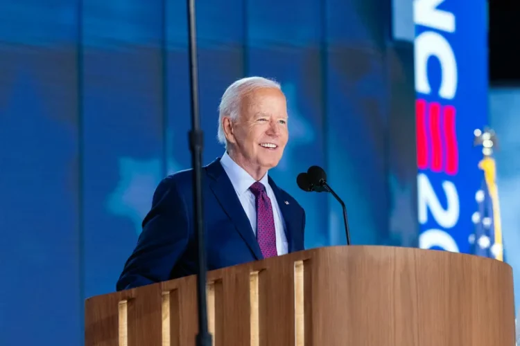 Ovaționat de Convenția Democrată, Joe Biden predă torța succesiunii spre Casa Albă: „Am făcut o mulțime de greșeli, dar am dat Americii tot ce am avut mai bun timp de 50 de ani”