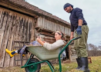 De la lupta cu obezitatea și viața cu autorulota în jurul lumii, la viața la țară, într-un loc uitat de lume și de timp. Cine sunt Dani și Daiana, tinerii care povestesc pe Youtube și pe Yump cele mai năstrușnice experiențe