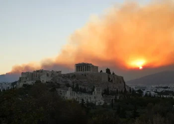 Incendiile din zona Atenei se extind, mii de locuitori din suburbii sunt afectați. Orașul istoric Marathon este evacuat