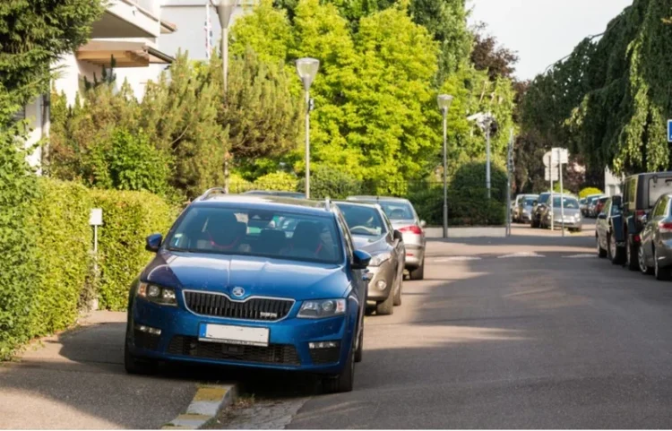 Doar proprietarul are dreptul să parcheze pe trotuarul din fața casei? Ce stabilește legea rutieră