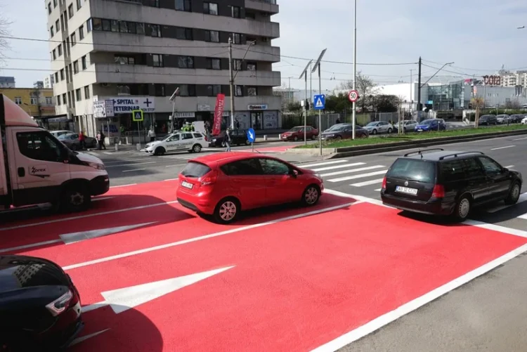 Reguli de traversare pe trecerea de pietoni cu refugiu. Au prioritate șoferii sau pietonii?