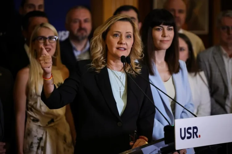 USR vrea să-l oblige pe Iohannis să prezinte în Parlament bilanțul mandatului său. „S-a plimbat pe bani publici cu aeronave de lux”