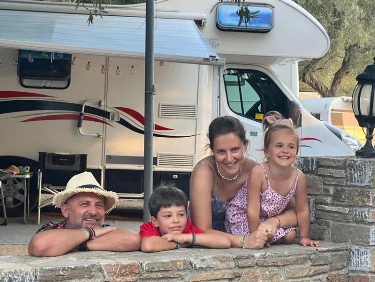 De la catedra de filosofie, la primărie și călător cu normă întreagă. Cum să vezi lumea din autorulotă cu doi copii și un cățel? Povestea Eye Traveler