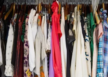 Românii vor fi obligați să recicleze și haine vechi. Noua lege privind colectarea selectivă intră în vigoare de la 1 ianuarie 2025