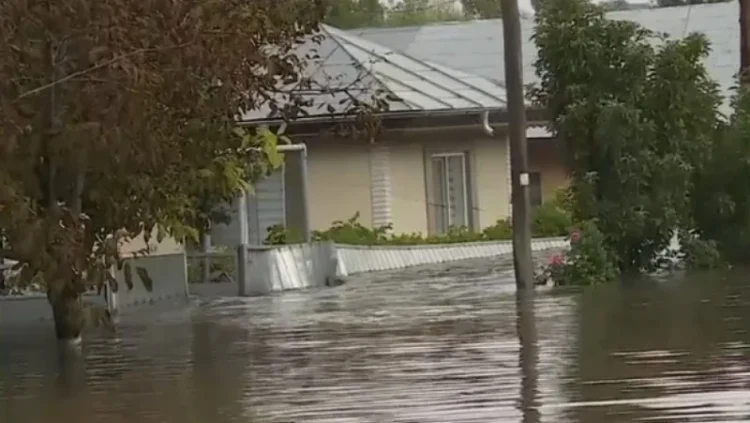 „Mi-e frică, nu sunt pregătită”. Un ciclon puternic va mătura țara de la vest la est, cinci județe ar putea fi înghițite de ape