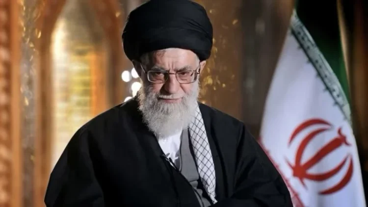 Iranul fierbe sub crize și proteste. Liderul suprem Ali Khamenei, slăbit și izolat, se refugiază în vechiul manual al regimului