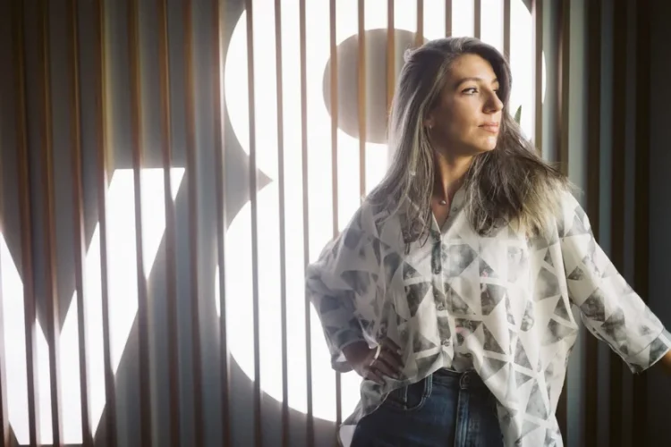 „Dacă nu aș fi spus întreaga poveste a mamei – mi-am dat seama acum – că ar fi fost un subiect despre care aș fi scris toată viața”. De ce a simțit creativa Laura Ionescu nevoia de a zice povestea ei și a mamei sale pierdută mult prea devreme
